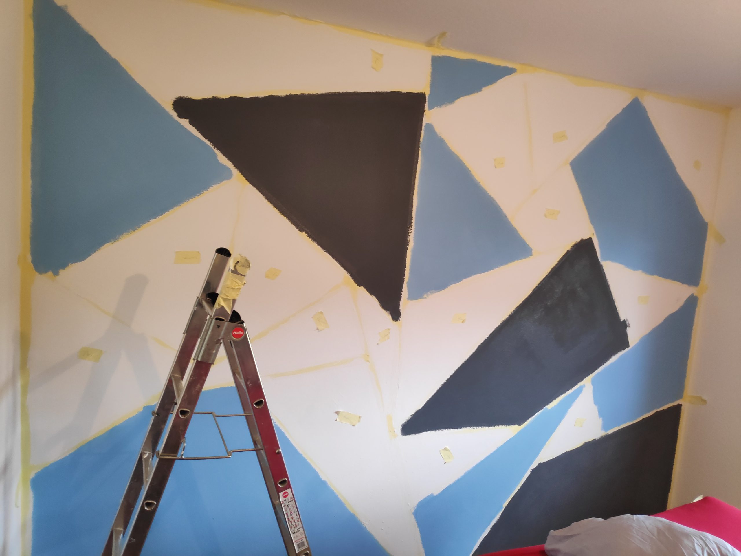Die ersten Flächen an der Wand mit Farbe gefüllt.