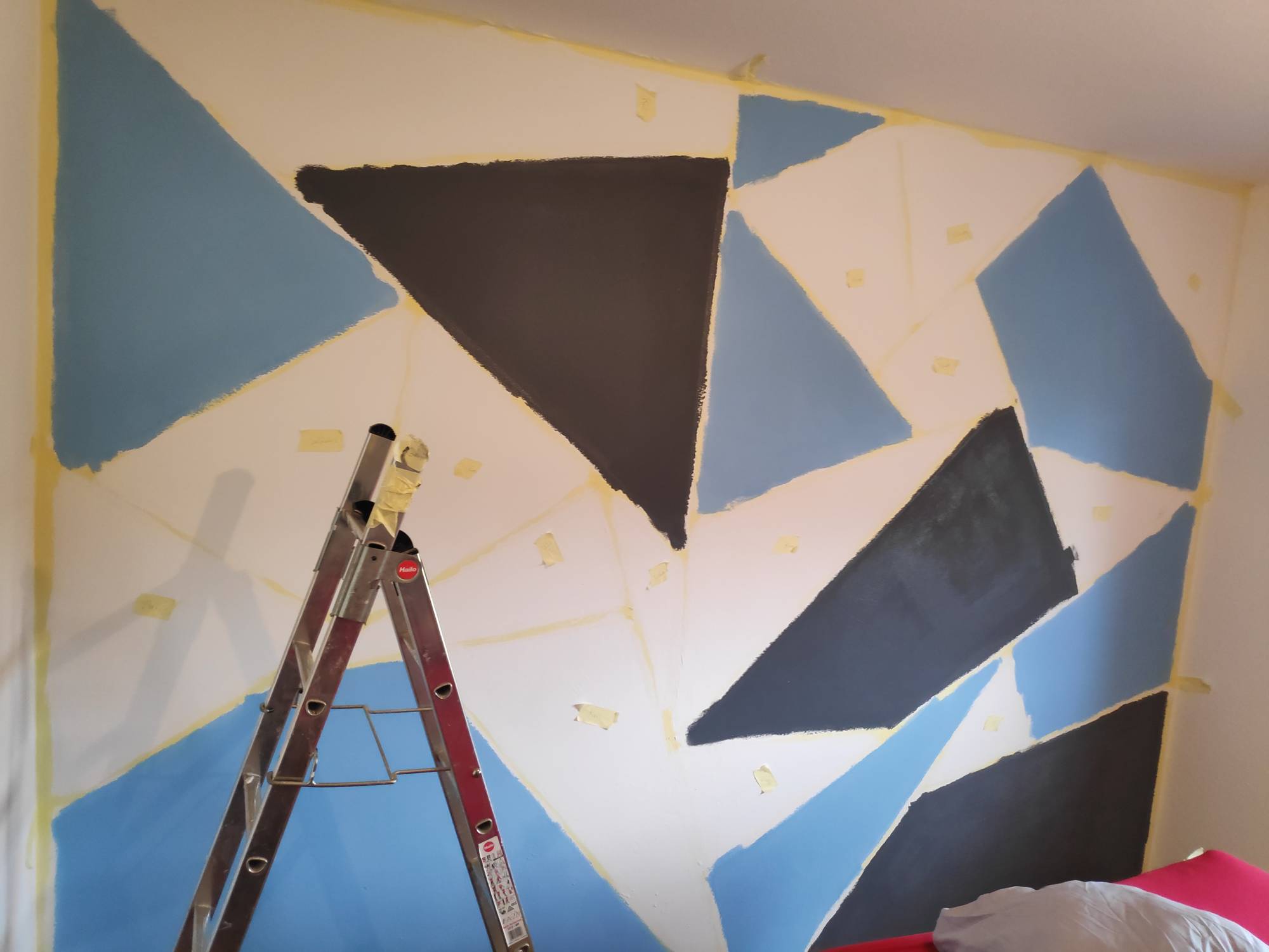 Die ersten Flächen an der Wand mit Farbe gefüllt.
