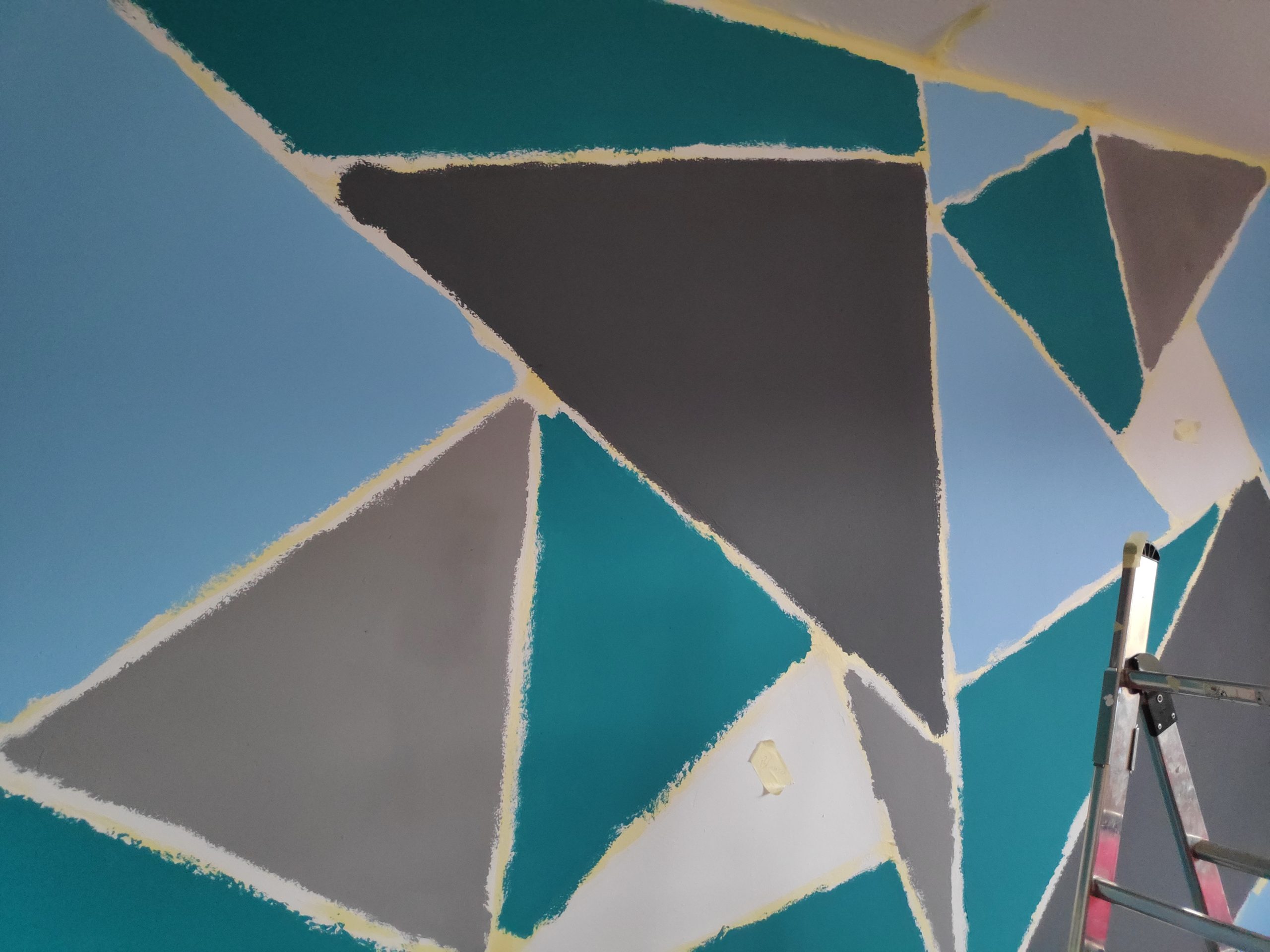 Alle Flächen der Wand mit Farbe gefüllt.
