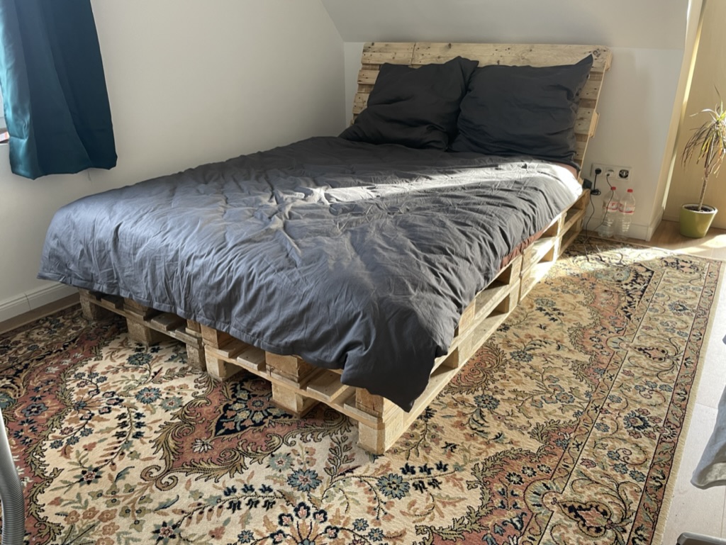 Paletten-Bett schlafbereit