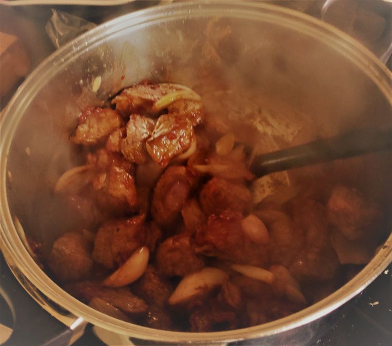 Das beste Gulasch - Tomatenmark und Zwiebeln hinzugeben