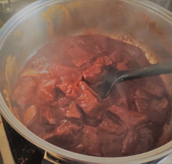 Das beste Gulasch - Ablöschen mit Rotwein